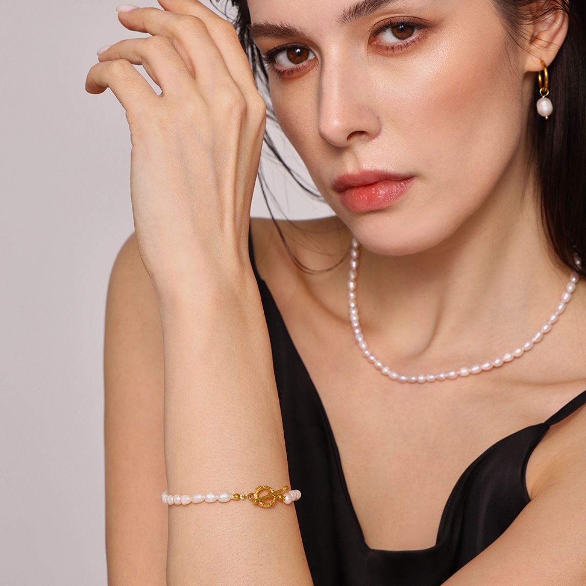 Pearl Necklace, Bracelet and Earrings 4-Piece Jewelry Set.