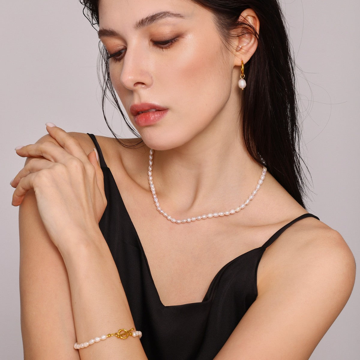 Pearl Necklace, Bracelet and Earrings 4-Piece Jewelry Set.
